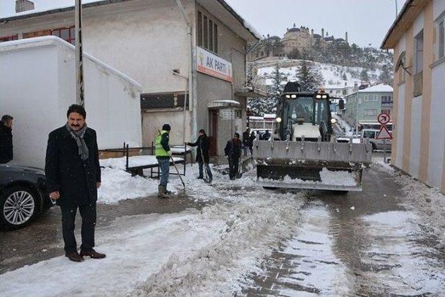 Seyitgazi’nin 51 Mahallesinde Karla Mücadele Çalışmaları Sürüyor