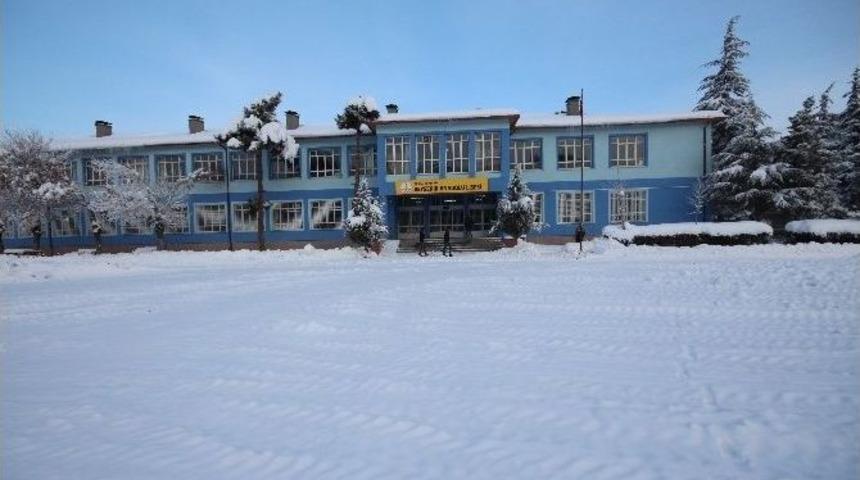 Beyşehir Belediyesi Okul Bah&ccedil;elerini Kardan Temizledi