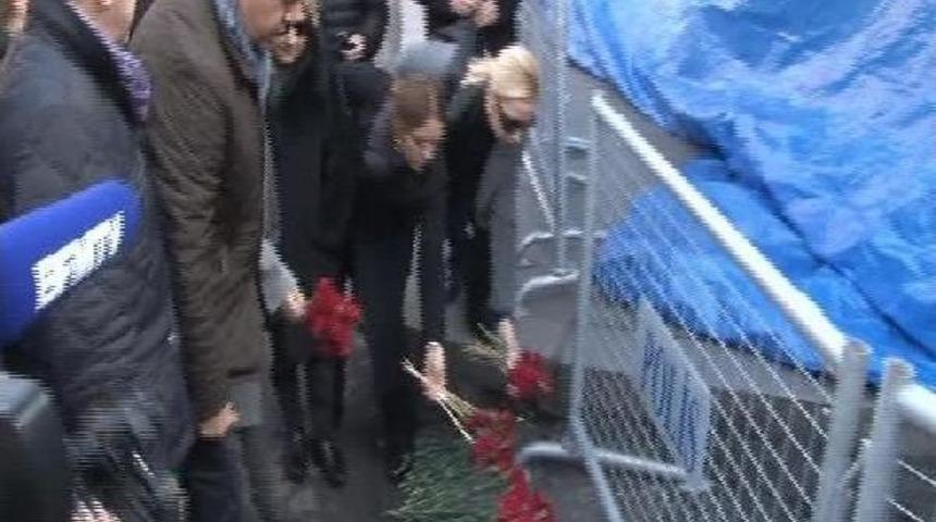 T&uuml;rkiye Demokrasi Platformu &Uuml;yelerinden Karanfilli Anma