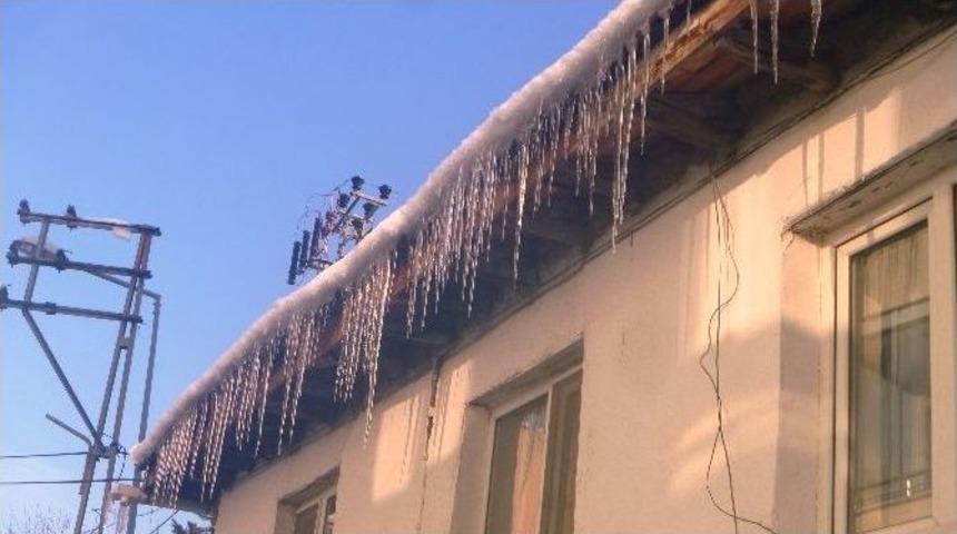 Buz Sarkıtları Tehlike Sa&ccedil;ıyor