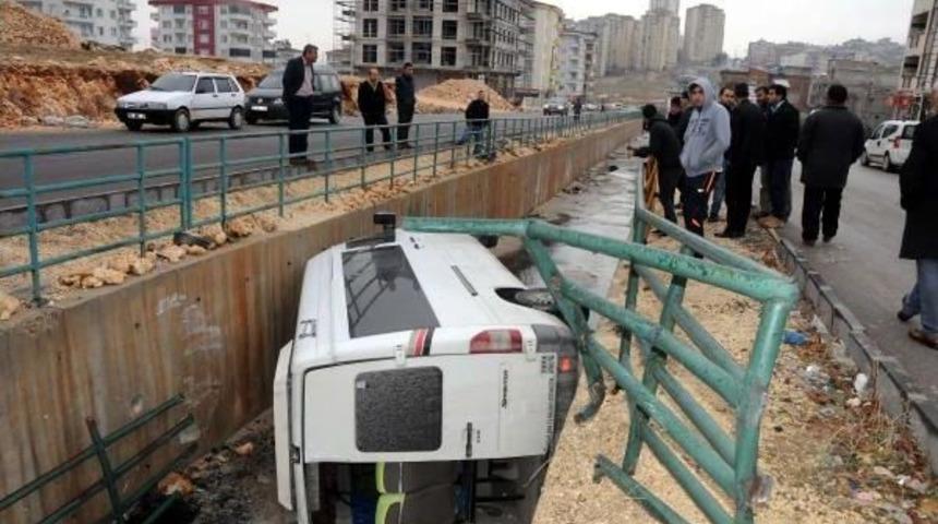 Gaziantep'te, Minib&uuml;s Kanala U&ccedil;tu: 8 Yaralı