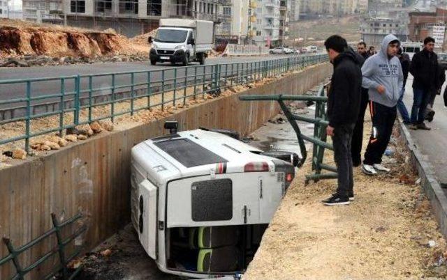 Gaziantep'te, Minibüs Kanala Uçtu: 8 Yaralı