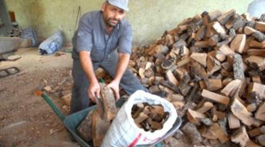 Silifke&rsquo;de 47 Aileye 25 Ton Odun Yardımı Yapıldı