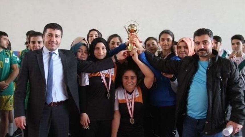 Gen&ccedil;ler Hentbol M&uuml;sabakaları Sona Erdi