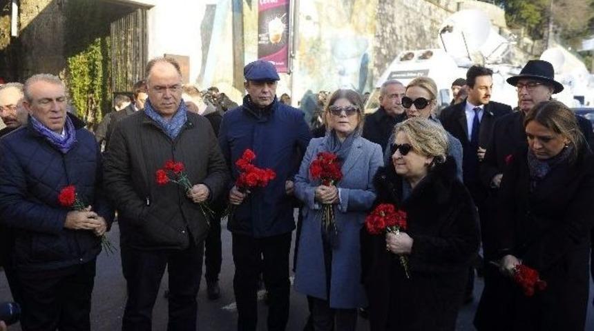 Ortak&ouml;y&rsquo;deki Ter&ouml;r Saldırısında Hayatını Kaybeden Karanfillerle Anıldı