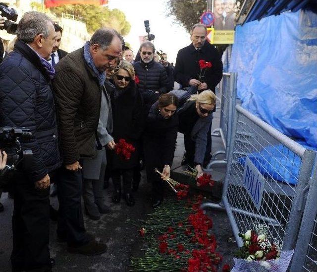 Ortaköy’deki Terör Saldırısında Hayatını Kaybeden Karanfillerle Anıldı