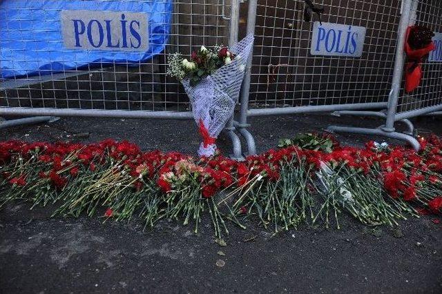 Ortaköy’deki Terör Saldırısında Hayatını Kaybeden Karanfillerle Anıldı