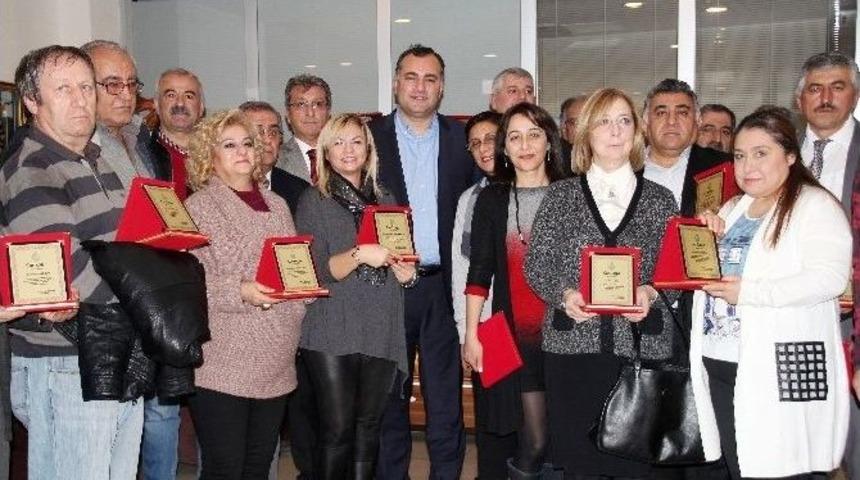 &Ccedil;ankaya Belediye Başkanı Taşdelen&rsquo;den Emekliye Teşekk&uuml;r Plaketi