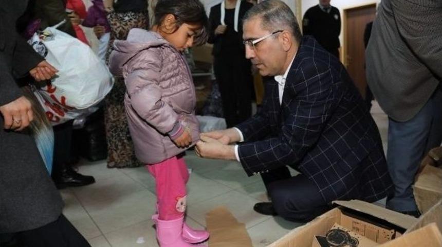 Başkan &Ccedil;elikcan, Suriyeli Ailelere Sahip &Ccedil;ıktı