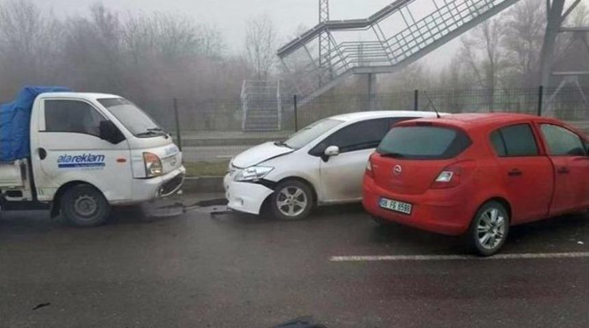 Bartın&rsquo;da Buz Pistine D&ouml;nen Yollarda Ara&ccedil;lar Birbirine Girdi