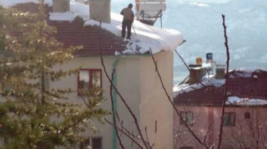 &Ccedil;atıda Korkutan Kar Temizliği