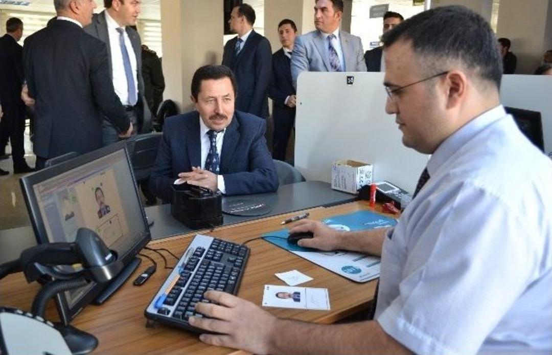 Vali, Yeni Kimlik Kartı İ&ccedil;in Başvuru Yaptı