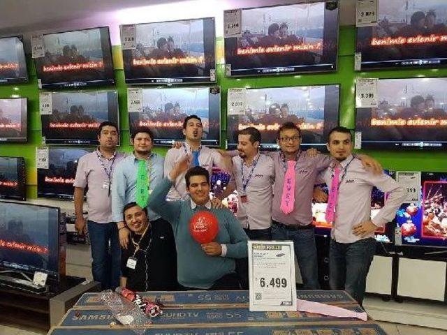 80 Ekrandan S&uuml;rpriz Evlenme Teklifi 1