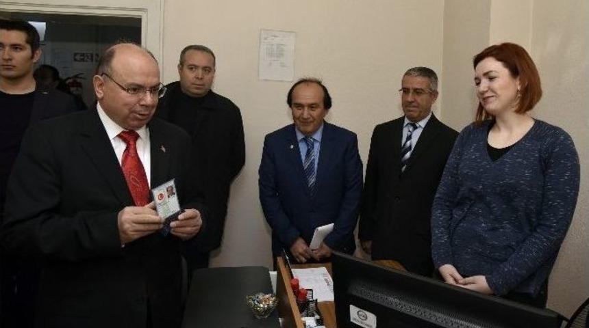 &Ccedil;ip&rsquo;li Kimlik İ&ccedil;in İlk Başvuru Vali &Ccedil;i&ccedil;ek&rsquo;ten