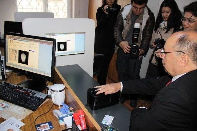 &Ccedil;ip&rsquo;li Kimlik İ&ccedil;in İlk Başvuru Vali &Ccedil;i&ccedil;ek&rsquo;ten 1