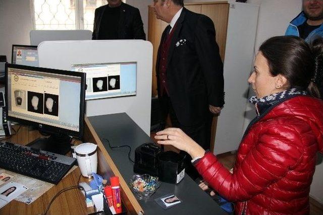 &Ccedil;ip&rsquo;li Kimlik İ&ccedil;in İlk Başvuru Vali &Ccedil;i&ccedil;ek&rsquo;ten 3