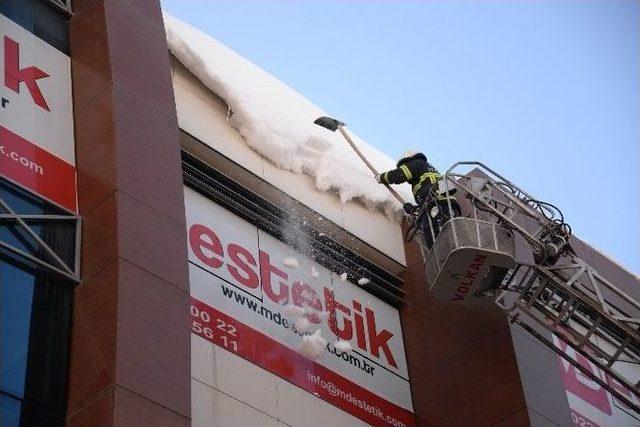 Bilecik Belediyesi İtfaiye Müdürlüğünden Buz Sarkıtlarına Müdahale