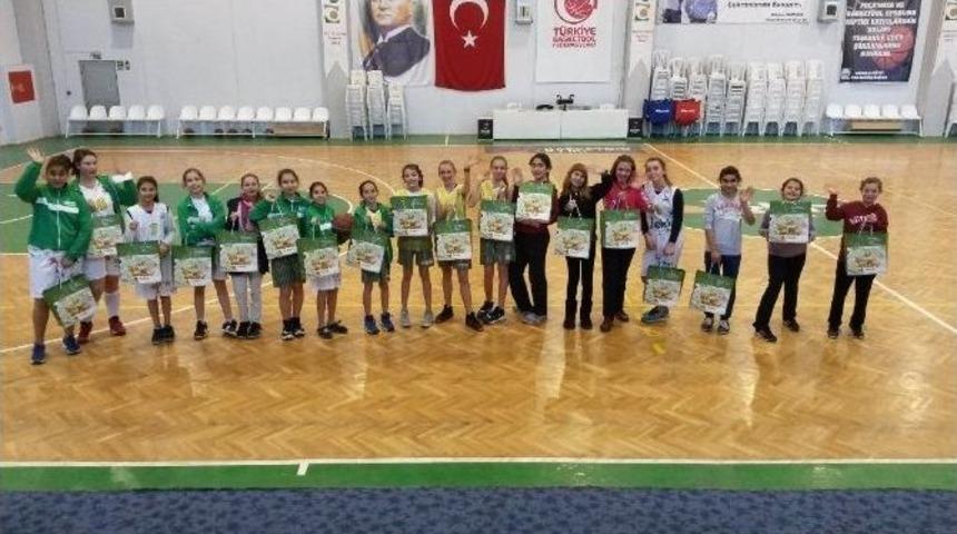 Ekiz Basketbol&rsquo;un Altyapı Takımı Yeni Yılı Kutladı