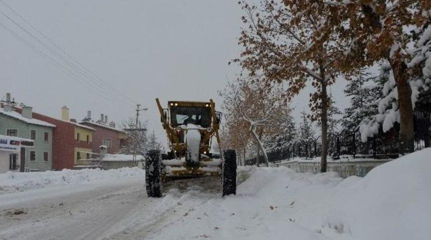 Meram&rsquo;da 6 Bin 300 Sokakta Kar Temizleme &Ccedil;alışması Yapılıyor
