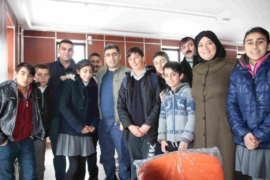 Kaymakam &Ccedil;etin, K&uuml;t&uuml;phanede Ders &Ccedil;alışan &Ouml;ğrencileri Ziyaret Etti