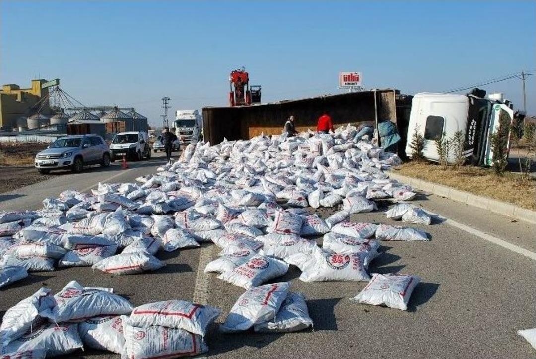 Manisa&rsquo;da K&ouml;m&uuml;r Y&uuml;kl&uuml; Tır Devrildi: 1 Yaralı