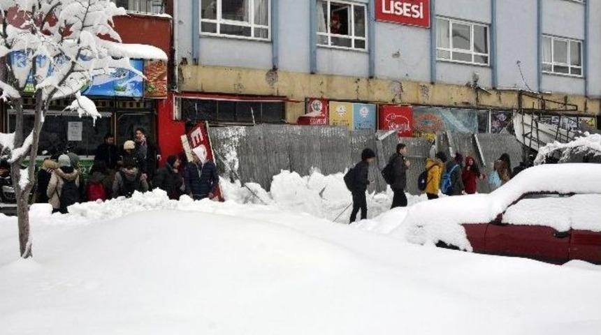 İş Yerlerinin Önündeki Tente Kardan Çöktü