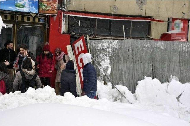 İş Yerlerinin Önündeki Tente Kardan Çöktü