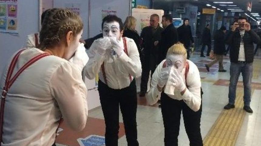 Metro&rsquo;da Bulaşıcı Hastalıklara Karşı Pandomimle Uyarı