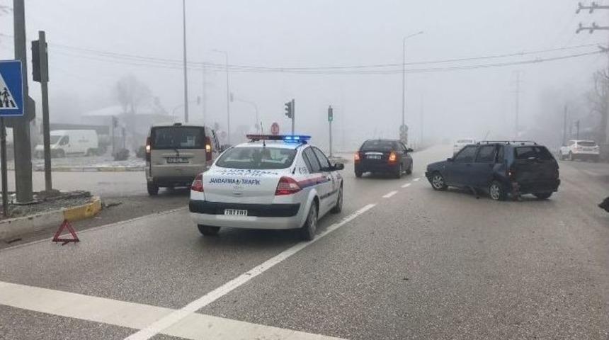 Işıklarda Bekleyen Araca Arkadan &Ccedil;arptı