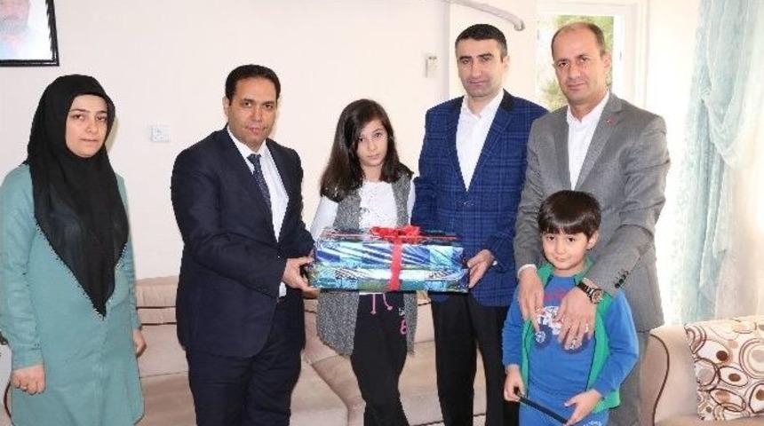 Şehit &Ccedil;ocuklarına Bilgisayar Hediye Edildi