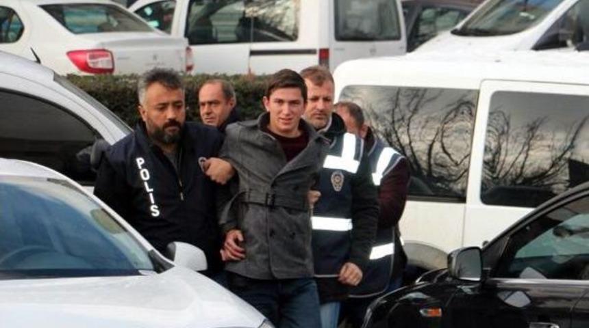 Polis, Garson Kılığına Girerek 2 Soyguncuyu Yakaladı