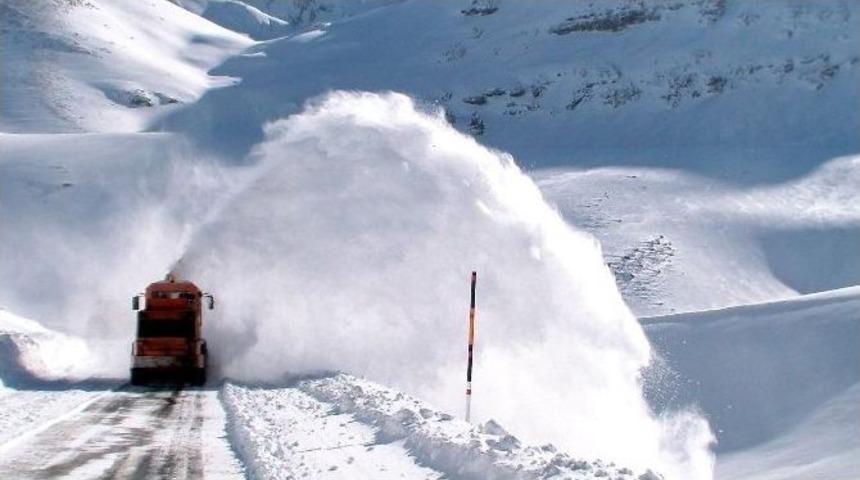 Van-bah&ccedil;esaray Karayolunda Karla M&uuml;cadele &Ccedil;alışması