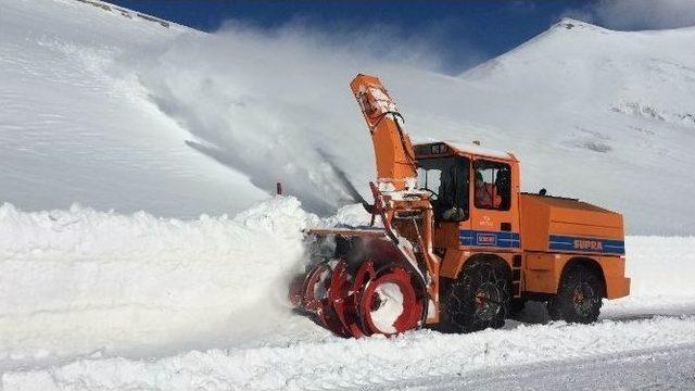 Van-bahçesaray Karayolunda Karla Mücadele Çalışması