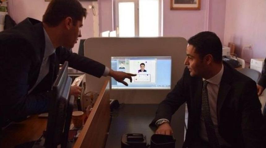 Yeni Kimlik Kartına İlk Başvuruyu Kaymakam Yaptı