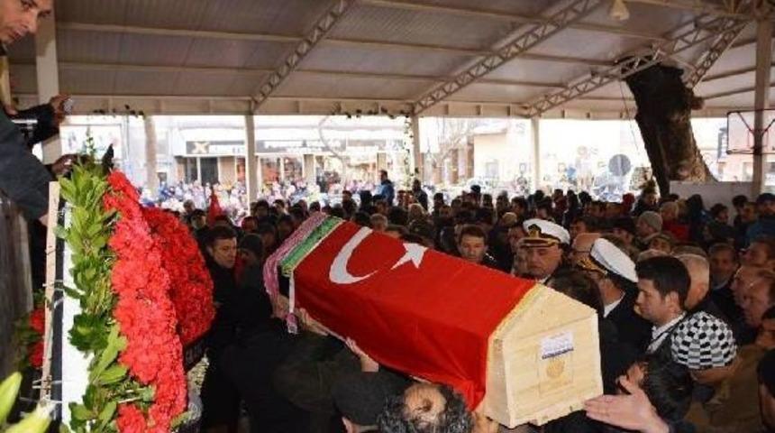 Reina'da &Ouml;len &Ouml;zel G&uuml;venlik G&ouml;revlisi Hatice'yi Minik Kızı Uğurladı