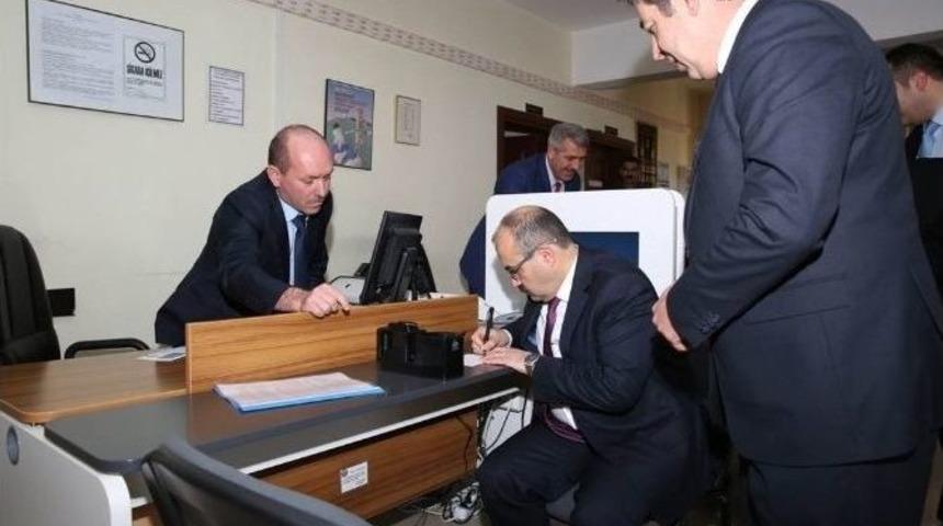 İlk Kimlik Kartı Başvurusunu Vali İsmail Ustaoğlu Yaptı