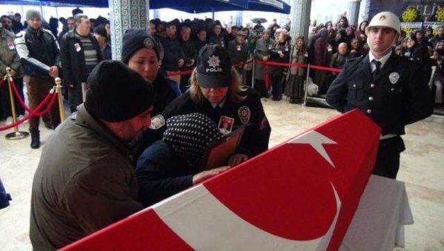 Reina Saldırısında Şehit Olan Polis, Gözyaşlarıyla Uğurlandı