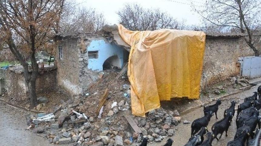 Aşırı Yağış Yaşlı &Ccedil;iftin Evini Yıktı