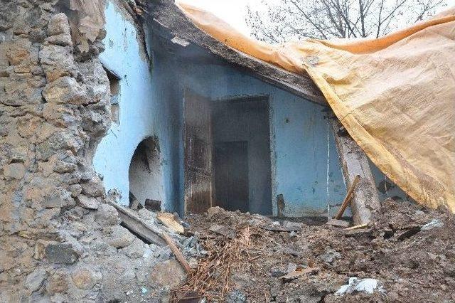 Aşırı Yağış Yaşlı Çiftin Evini Yıktı 1