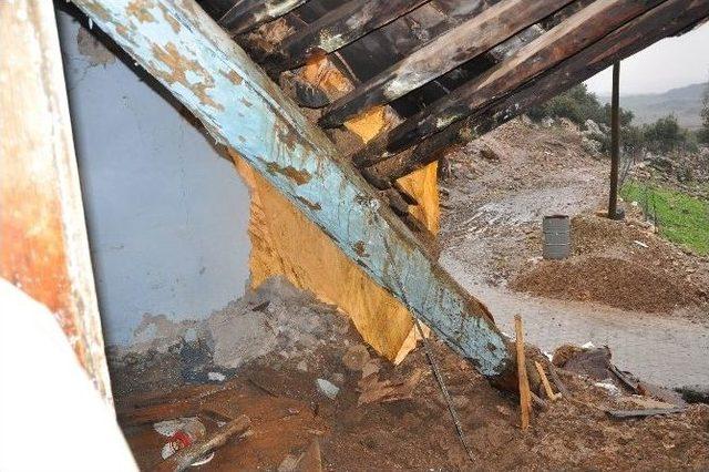 Aşırı Yağış Yaşlı Çiftin Evini Yıktı 2