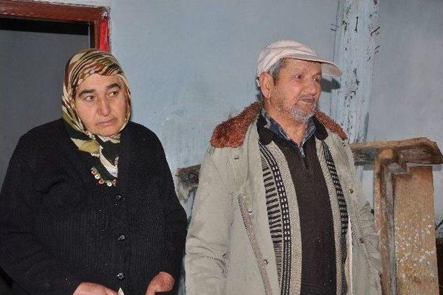 Aşırı Yağış Yaşlı Çiftin Evini Yıktı 3