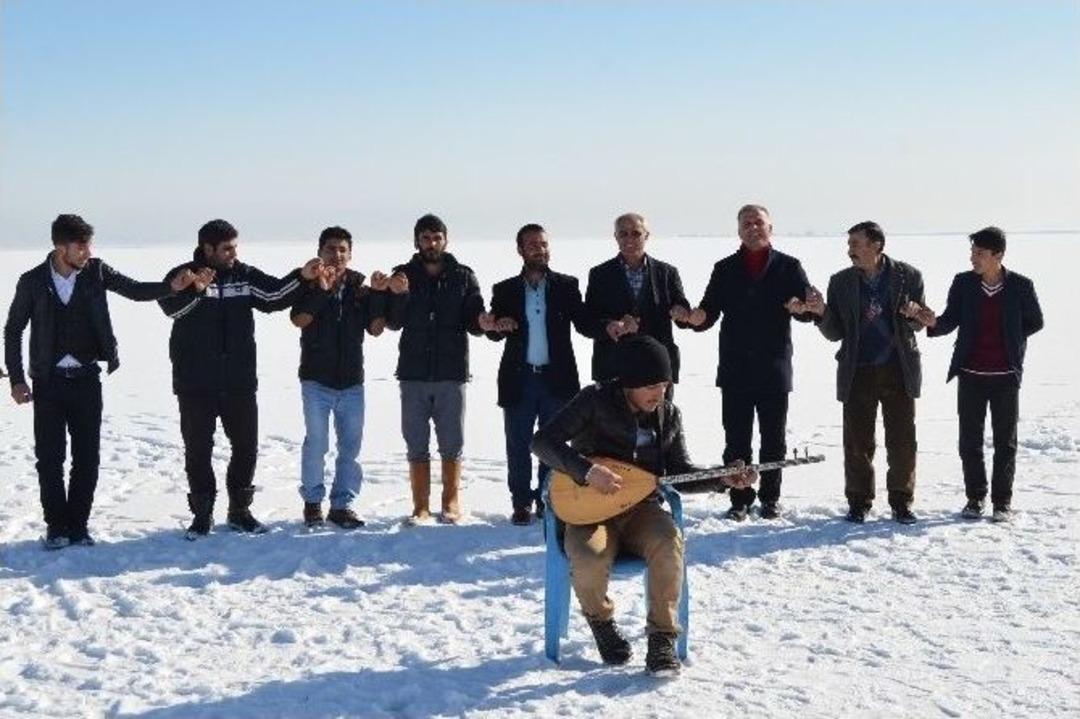 Donan G&ouml;l Gen&ccedil;lerin Eğlence Alanı Oldu