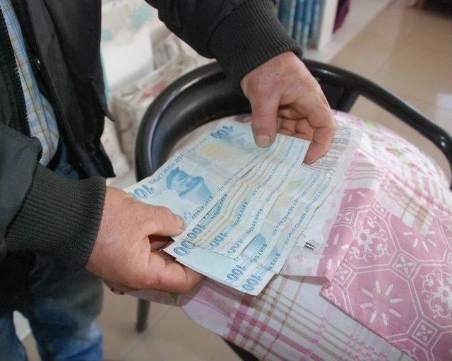 Yastıkta Bulduğu Bin Lirayı Kaymakama Teslim Etti 1