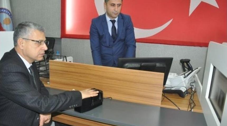 Iğdır&rsquo;da İlk &Ccedil;ipli Kimlik Kartına Vali Alpman Başvurdu