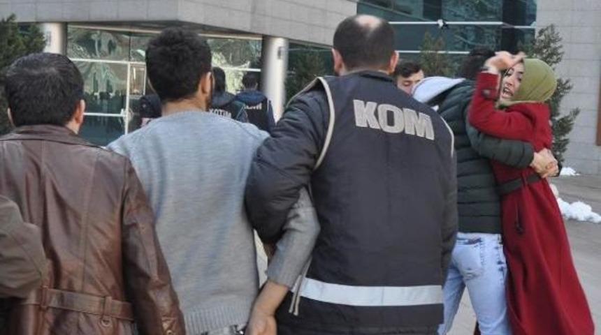 Eşinin Uyuştucu Satan Arkadaşlarına Saldırdı