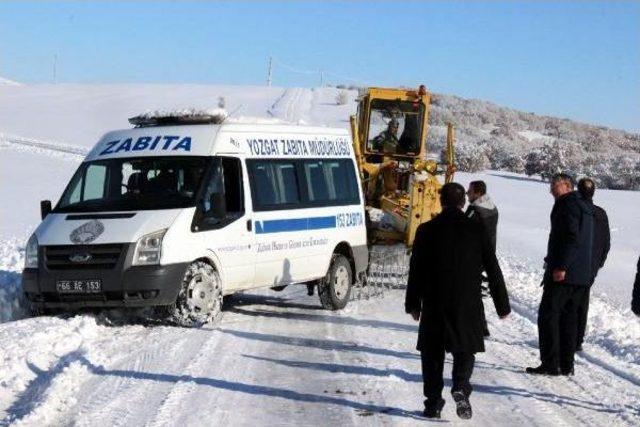 Doğaya Yiyecek Bırakan Ekibin Aracı Kara Saplandı