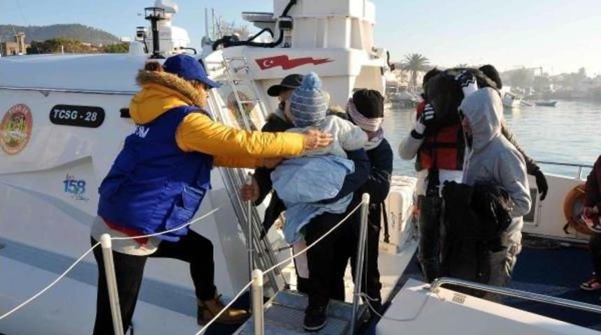 Ayvacık'ta Lastik Botta 44 Ka&ccedil;ak Yakalandı