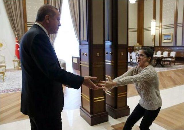 Cumhurbaşkanı Erdoğan, Portresini Çizen Gülşah'ı Cumhurbaşkanlığı Sarayı'nda Ağırladı