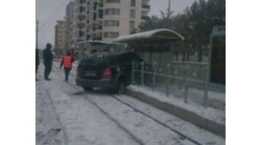 Jip Tramvay Durağına Daldı: 1 Yaralı