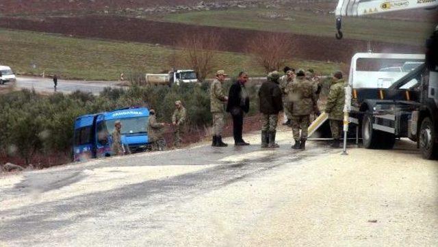 Kilis&rsquo;Te Askeri Ara&ccedil; Devrildi: 2 Asker Yaralı 1